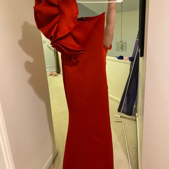 Red ruffle shoulder mermaid style dress - Picture 2 of 8
